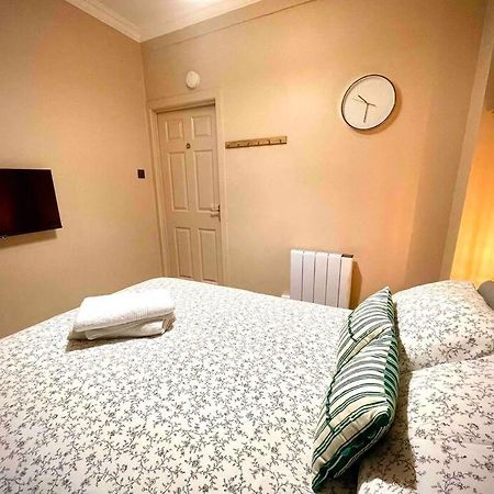 Newly Refurbished, Central Apartment With Permit Parking Bath Exterior photo
