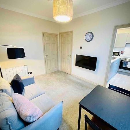 Newly Refurbished, Central Apartment With Permit Parking Bath Exterior photo