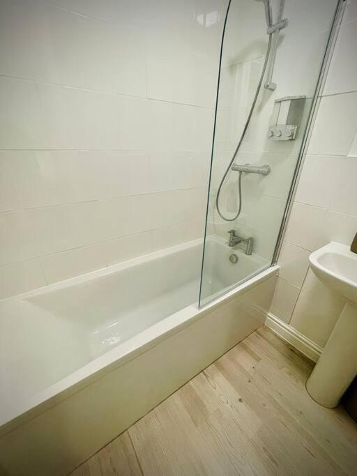 Newly Refurbished, Central Apartment With Permit Parking Bath Exterior photo