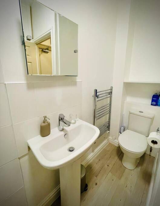 Newly Refurbished, Central Apartment With Permit Parking Bath Exterior photo