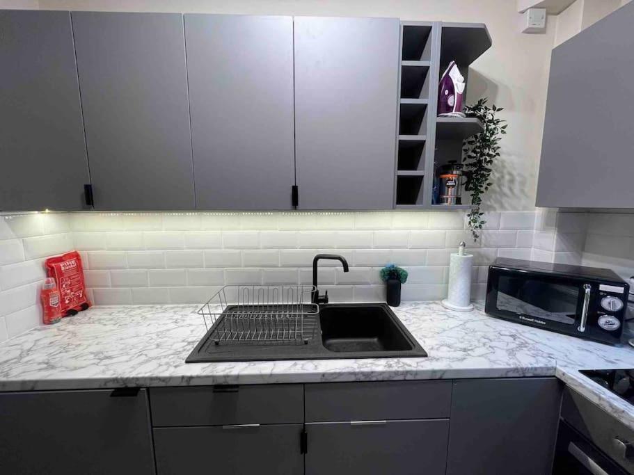 Newly Refurbished, Central Apartment With Permit Parking Bath Exterior photo