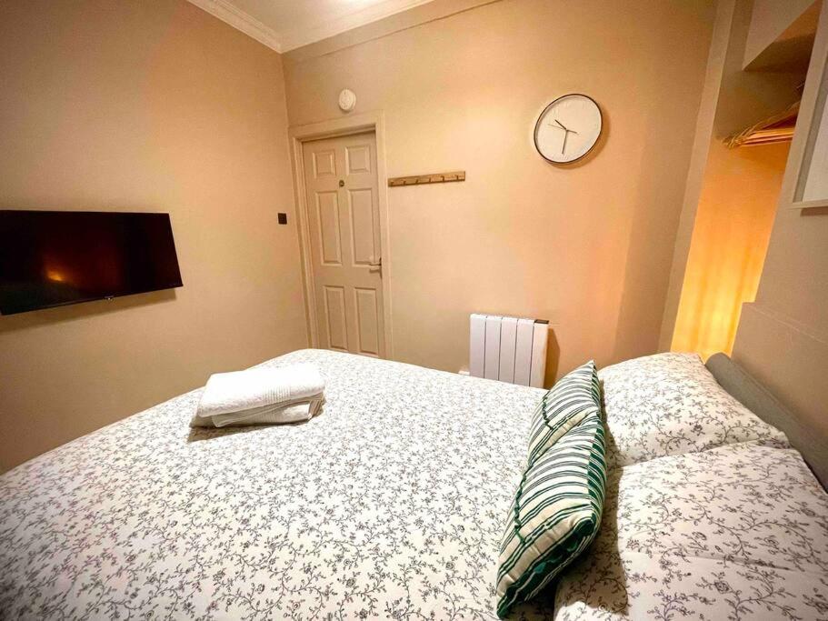 Newly Refurbished, Central Apartment With Permit Parking Bath Exterior photo