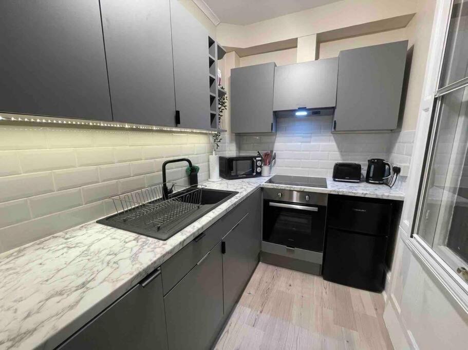 Newly Refurbished, Central Apartment With Permit Parking Bath Exterior photo