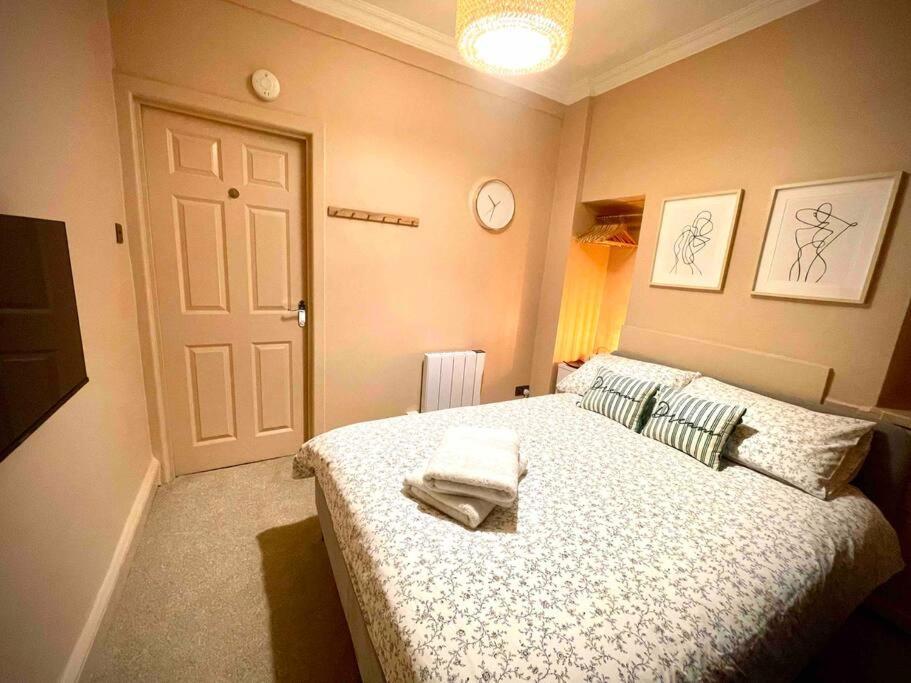 Newly Refurbished, Central Apartment With Permit Parking Bath Exterior photo